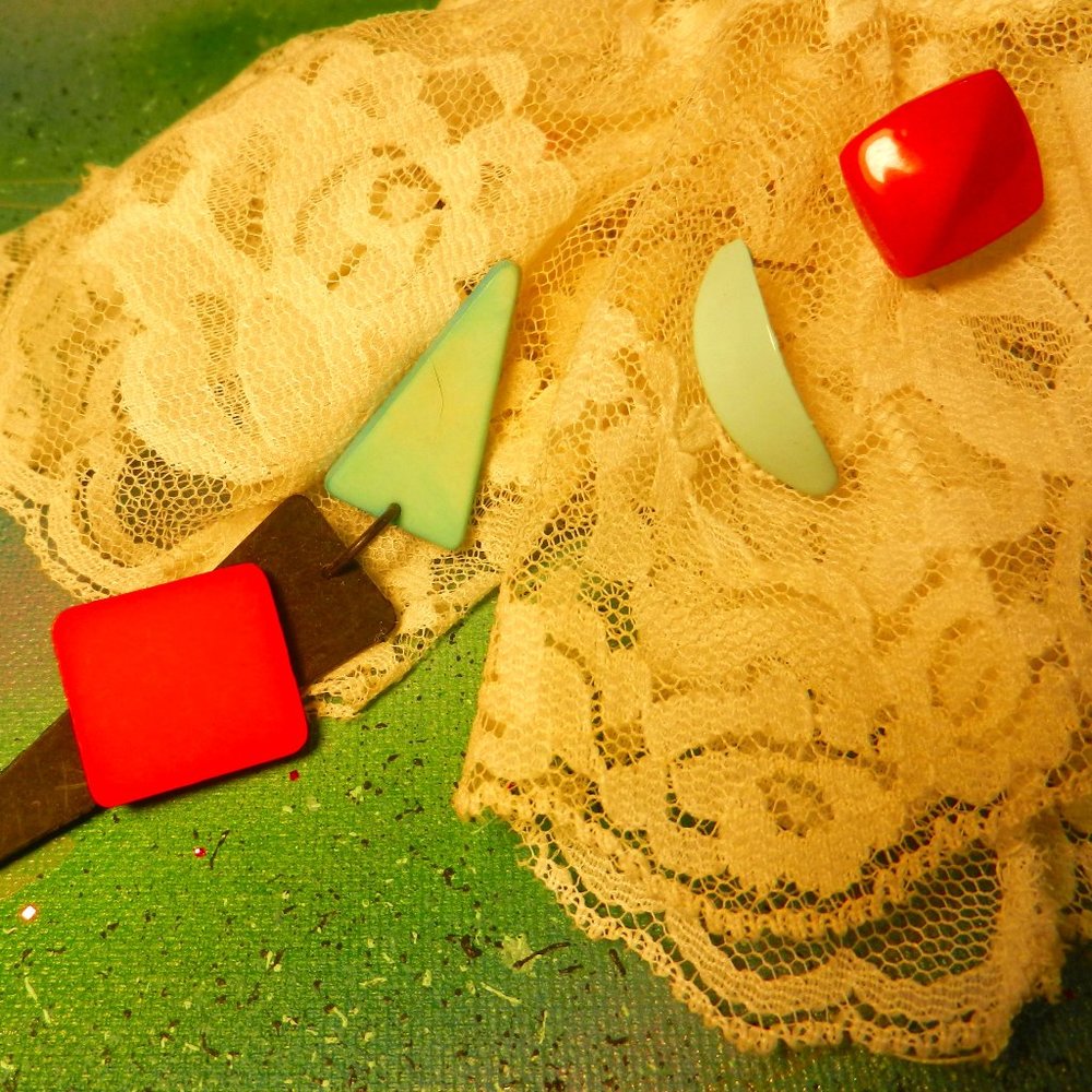 VTG Contempo eclectic pierce earrings fun geometric mix match red blue black